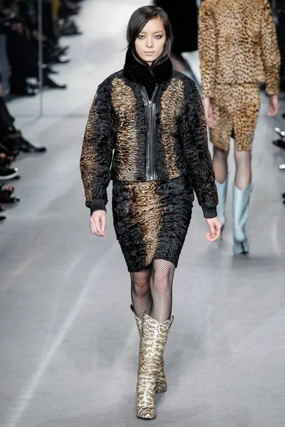 Look 10